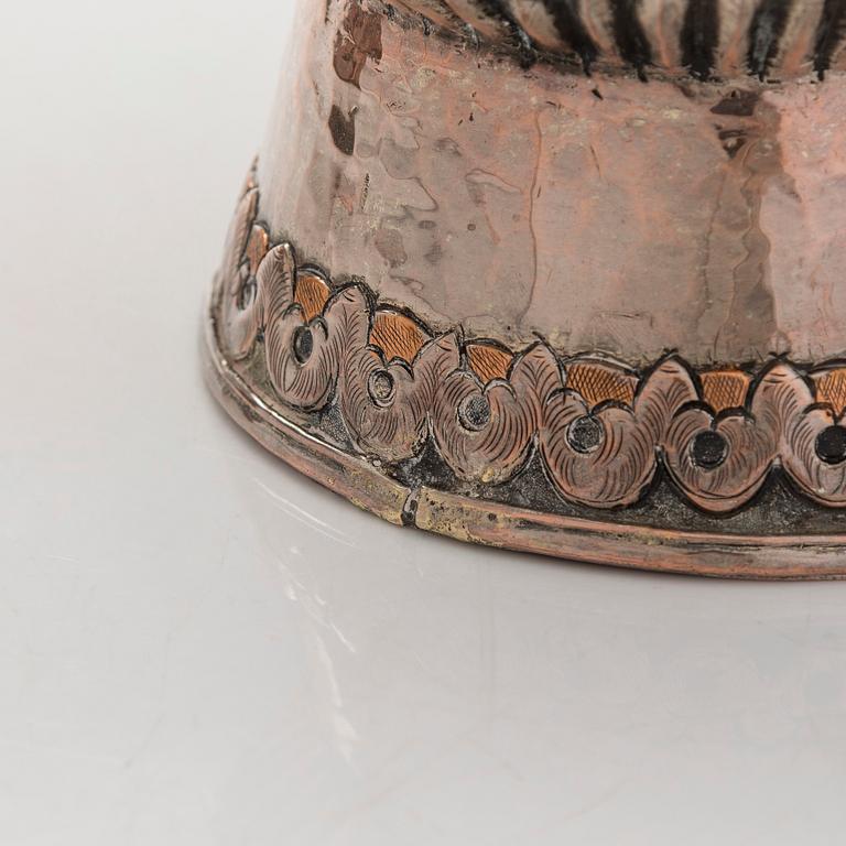 Voiamppupari, Tiibet, kupari, hopeoitu koristelu. 1800-luku.