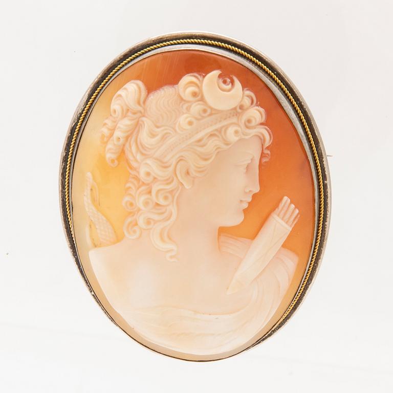 A brooch/pendant with a carved shell cameo.