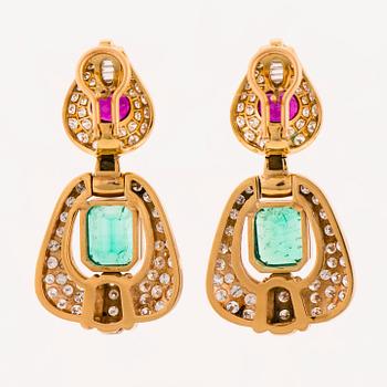 A PAIR OF EARRINGS, facetted emeralds and rubies, diamonds, 18K gold. Gomez & Molina, Spain.
