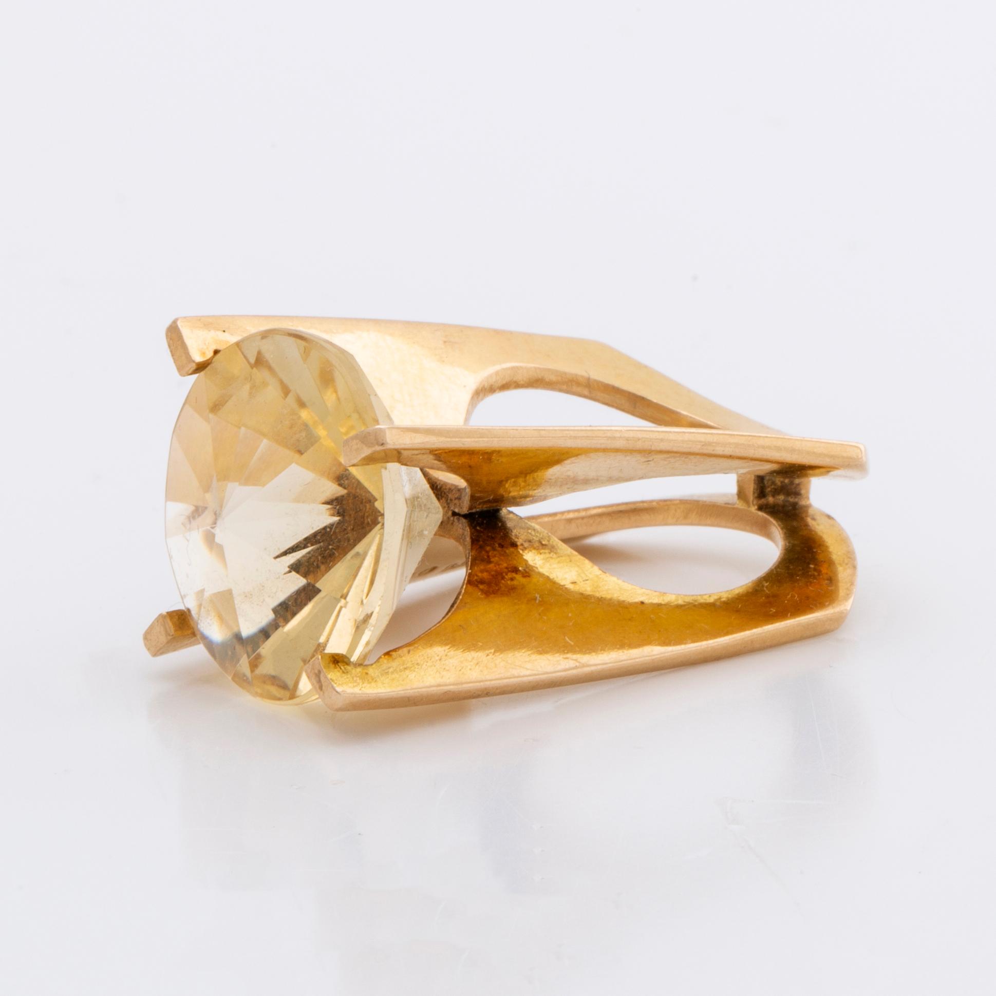 RING 18K gold with 1 citrin approx 18 x 18 mm, total weight 15 g, Stockholm 1967.