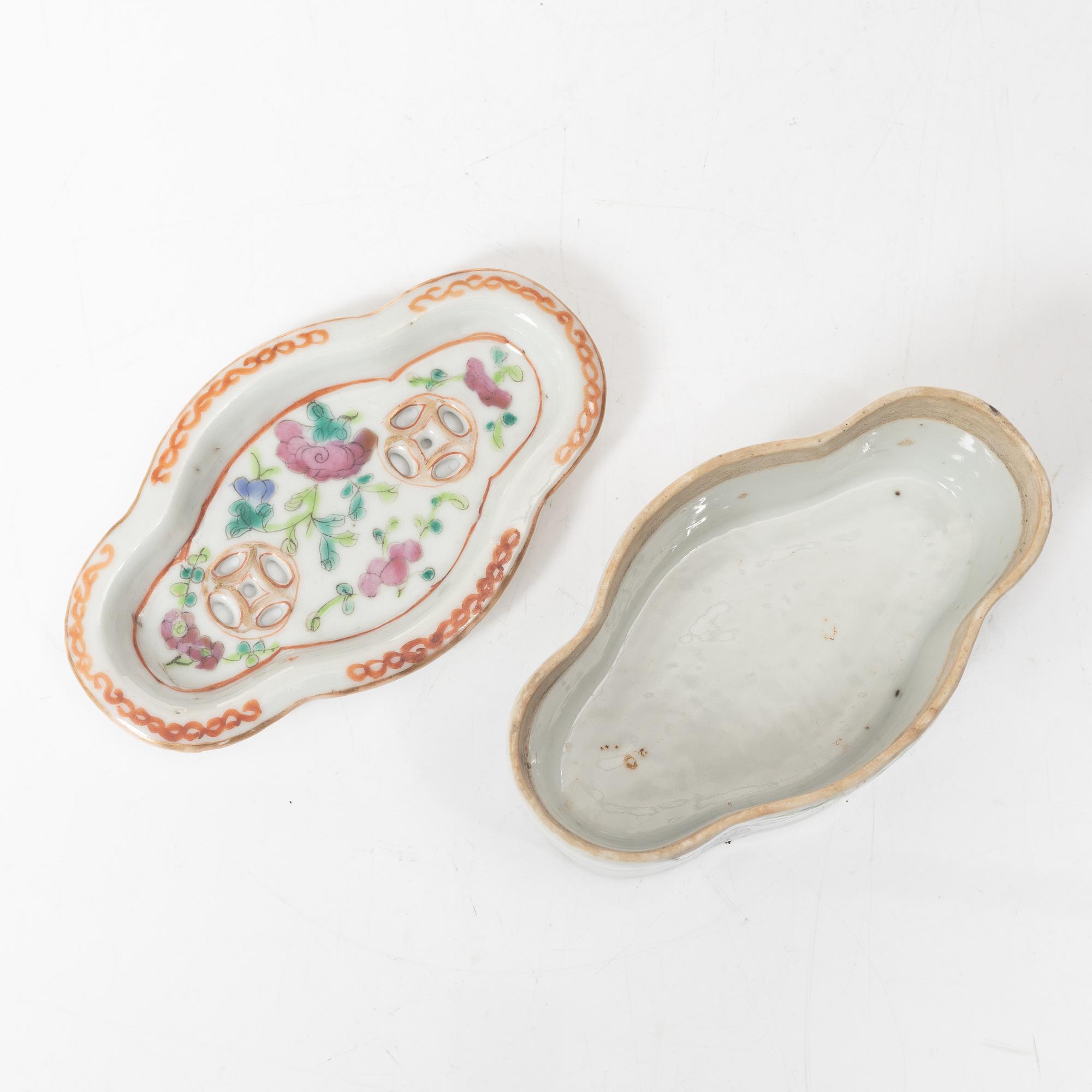 A Chinese famille rose ewer, a a cup with cover, a cup with saucer, a box and a censer, Qing dynasty, 18th and 19th cent.