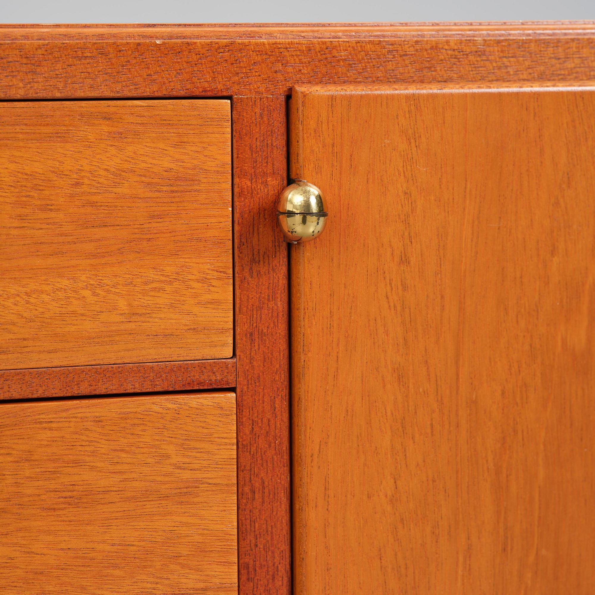 Josef Frank, sideboard, modell B 1015, Firma Svenskt Tenn, ca 2001.