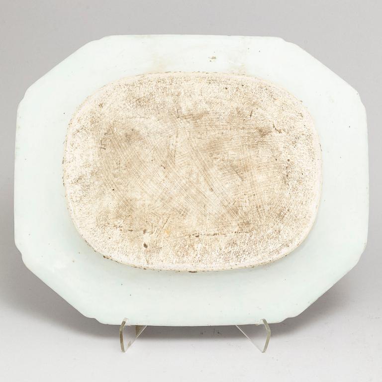 SERVERINGSFAT, SKÅLFAT, ett par, samt SKÅLAR, ett par, kompaniporslin. Qingdynastin, Qianlong (1736-95).