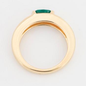 CHAUMET, Ring, 18K guld med oval fasettslipad smaragd.