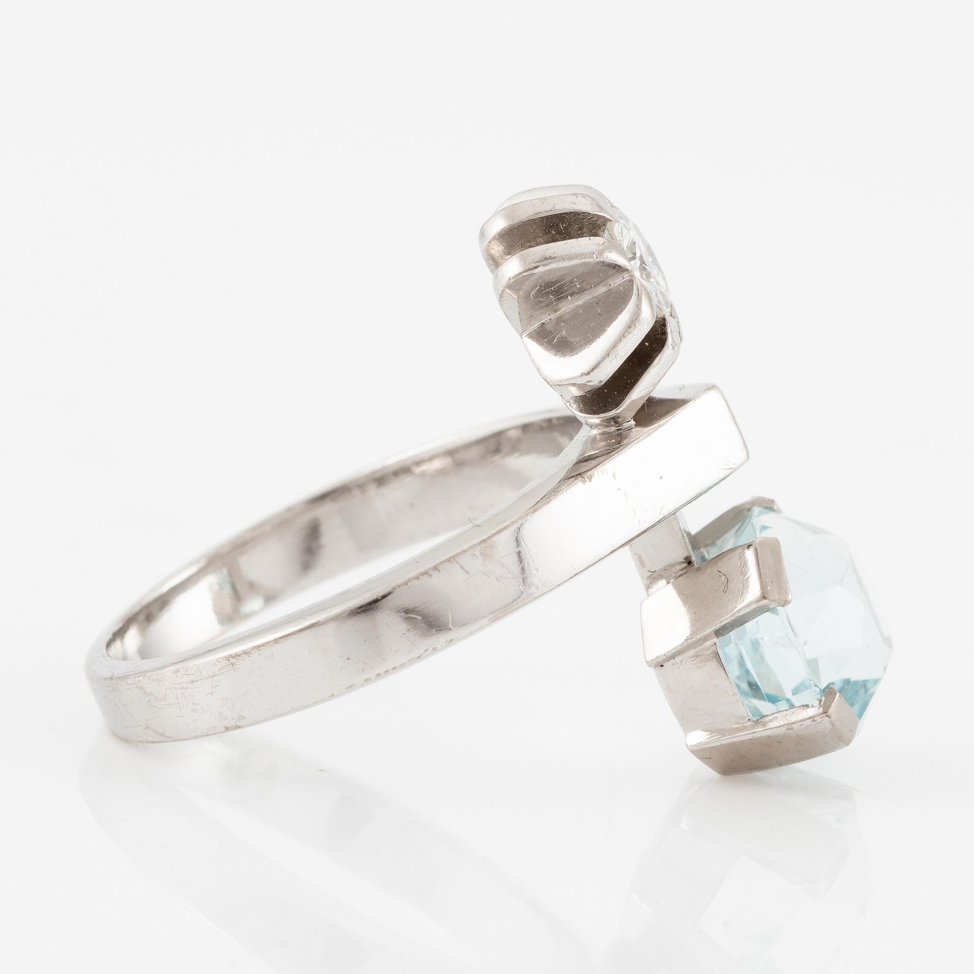 A ring in 18K white gold with a aquamarine and a round brilliant-cut diamond.