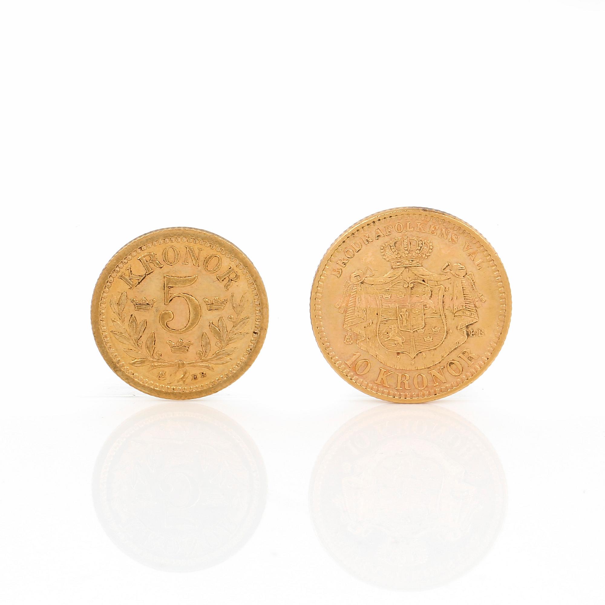 GULDMYNT, 2 st, 10 kronor samt 5 kronor, Oscar II, Sverige och Norge 1901 respektive 1899. Vikt ca 6,2 g.