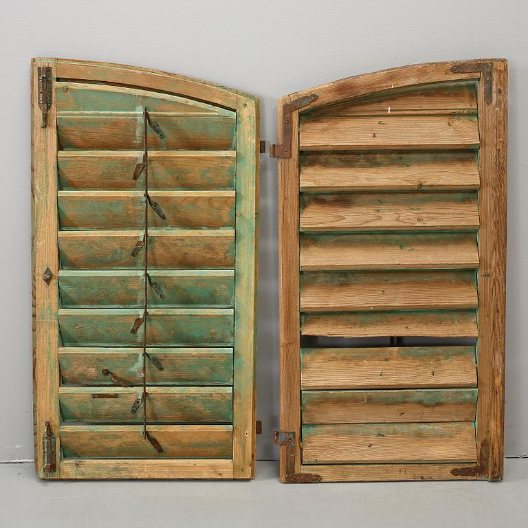 FÖNSTERLUCKOR, ett par, 1900-talets första hälft.