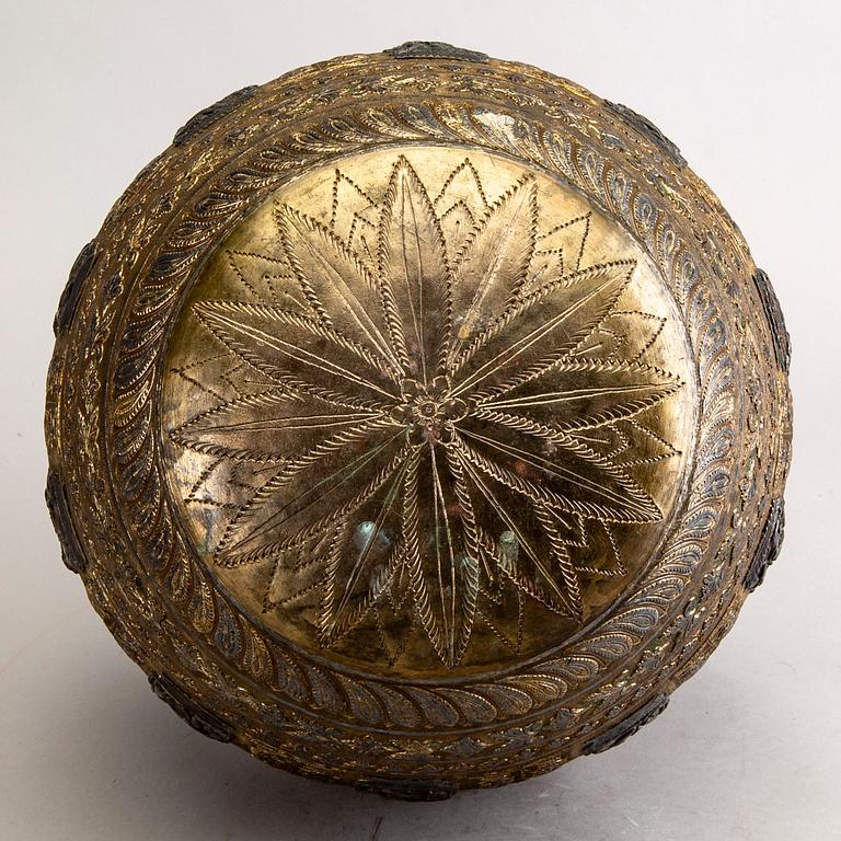 An Indian 20th century urn.