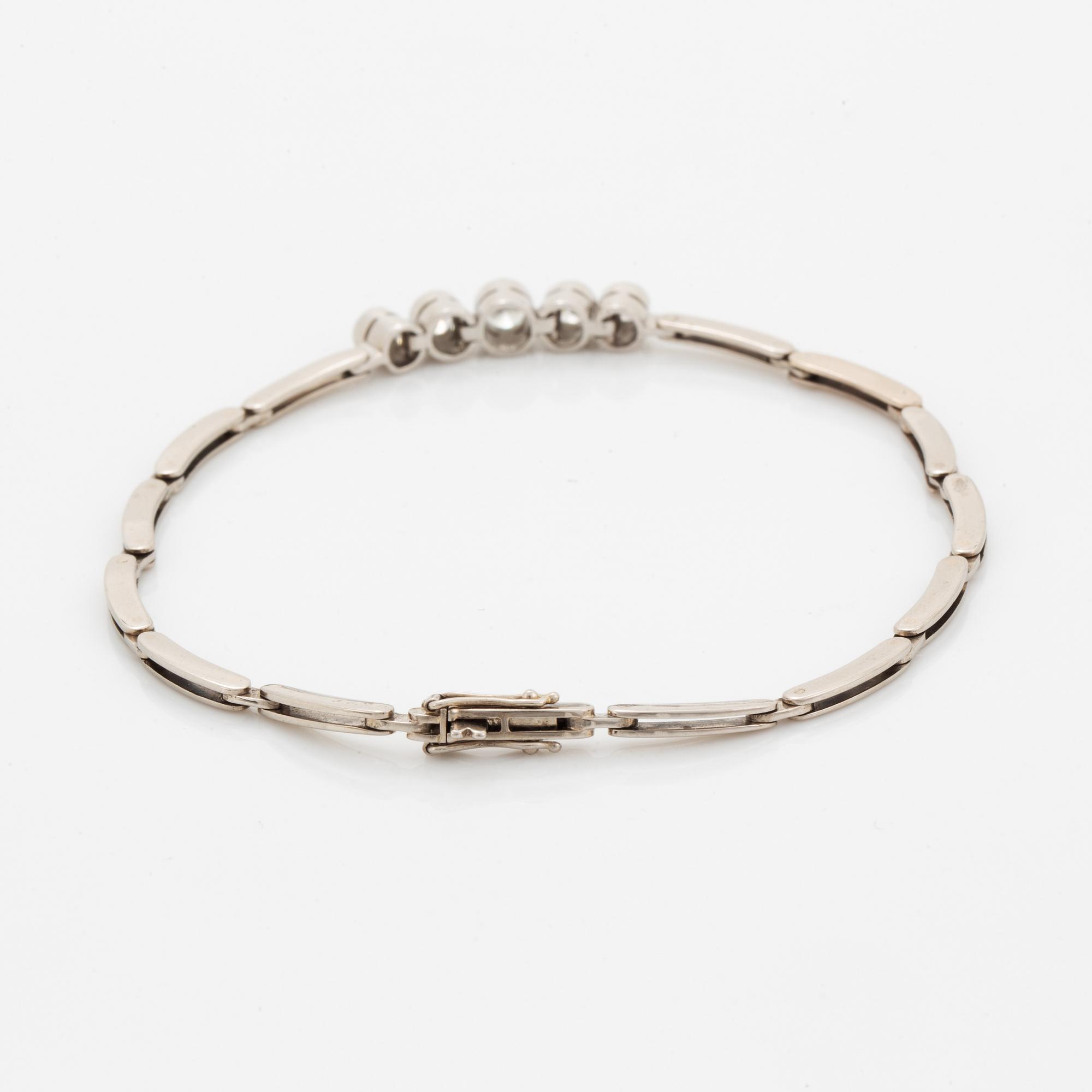 Brilliant-cut diamond bracelet.