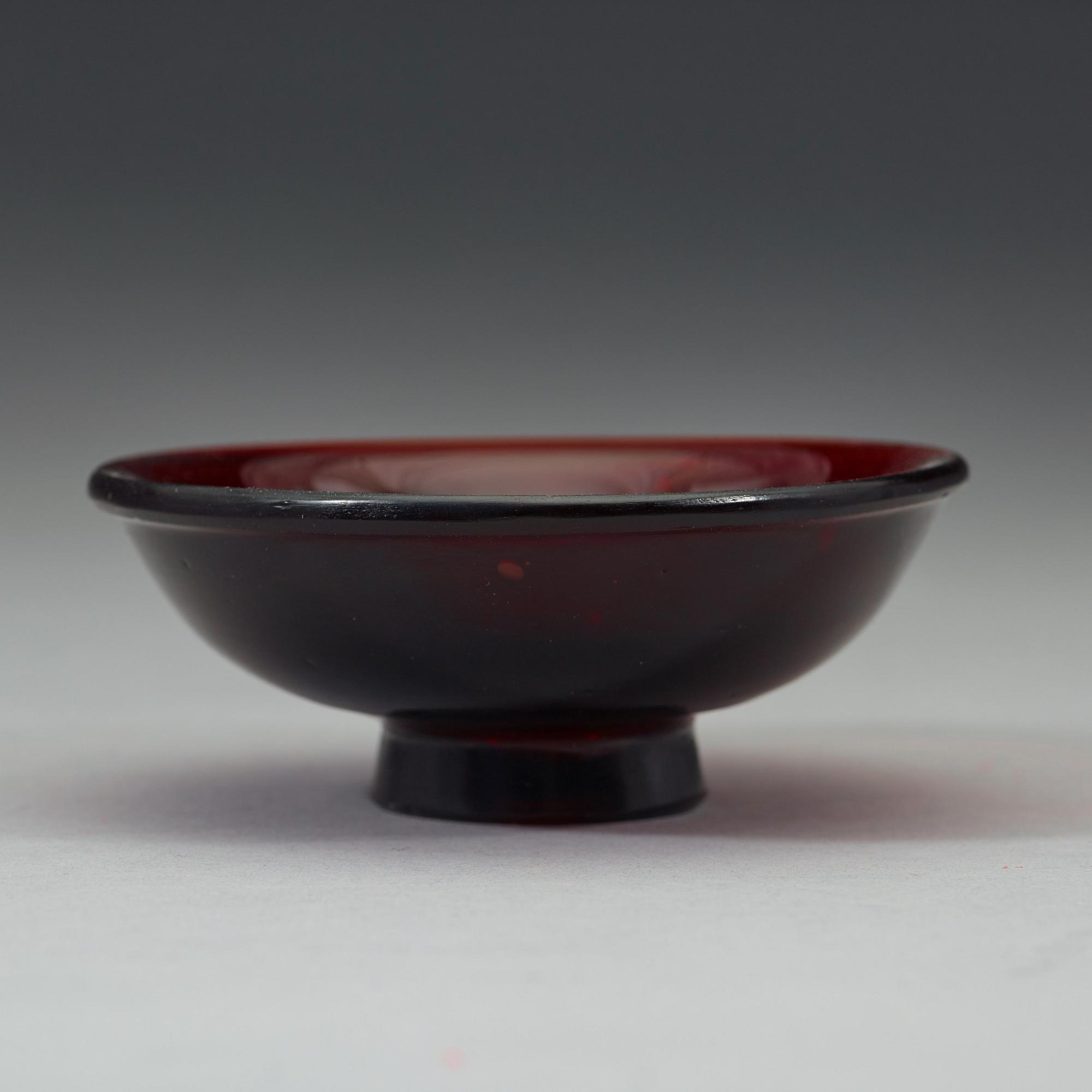 A Chinese Peking glass bowl, Qing dynasty (1644-1912).