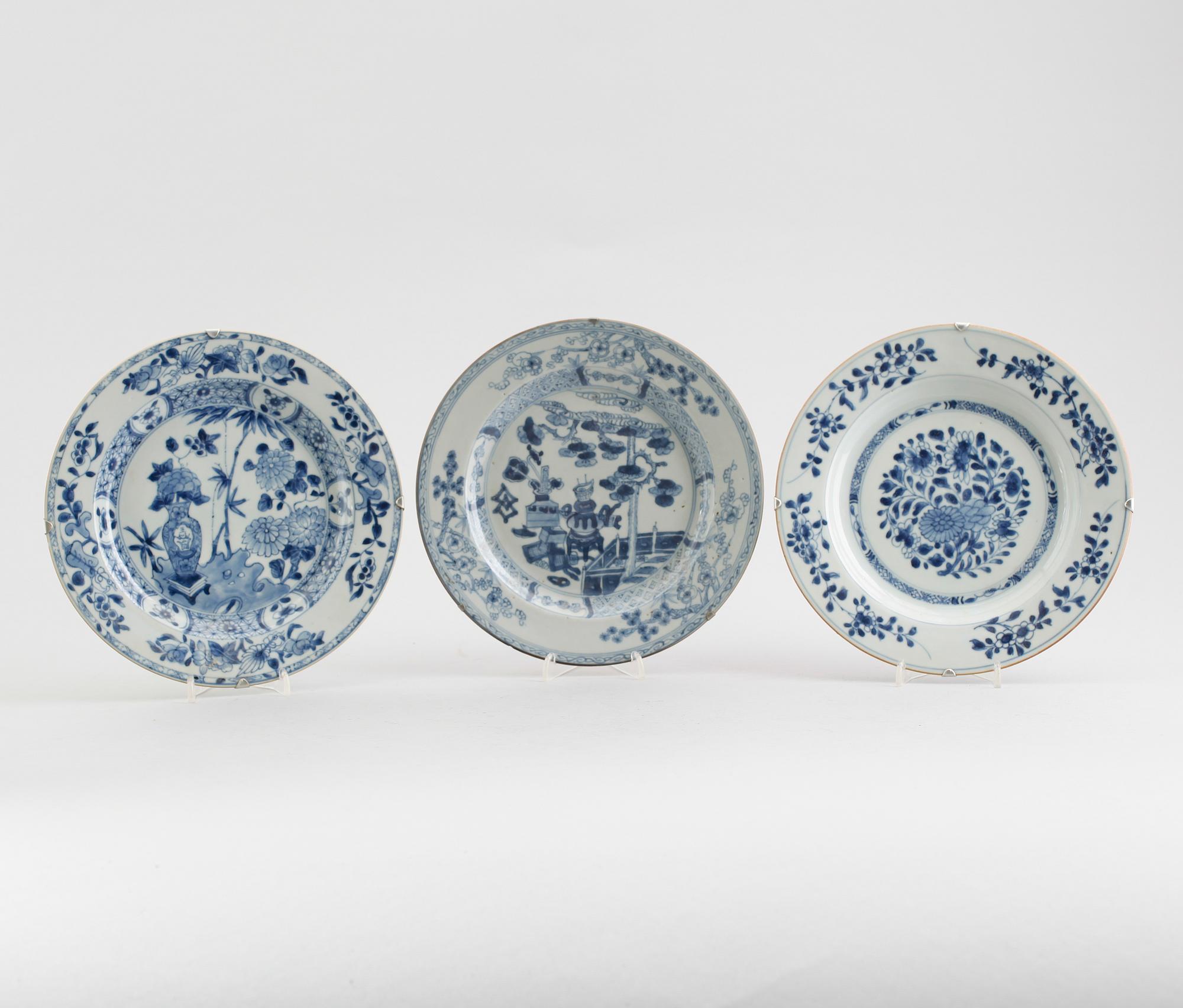 TALLRIKAR, 3 st snarlika, porslin, Kina, Qianlong 1736-1795.