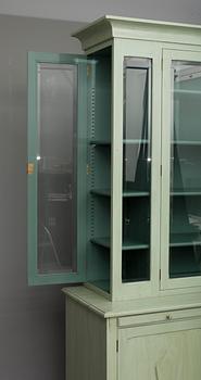 VITRINSKÅP, beställningsarbete av Halstead & Fowler, Cabinet Makers, England 1990-talets slut.