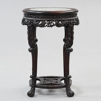 A hardwood and porcelain plaquette in famille verte  table, Qing dynasty 19th century.