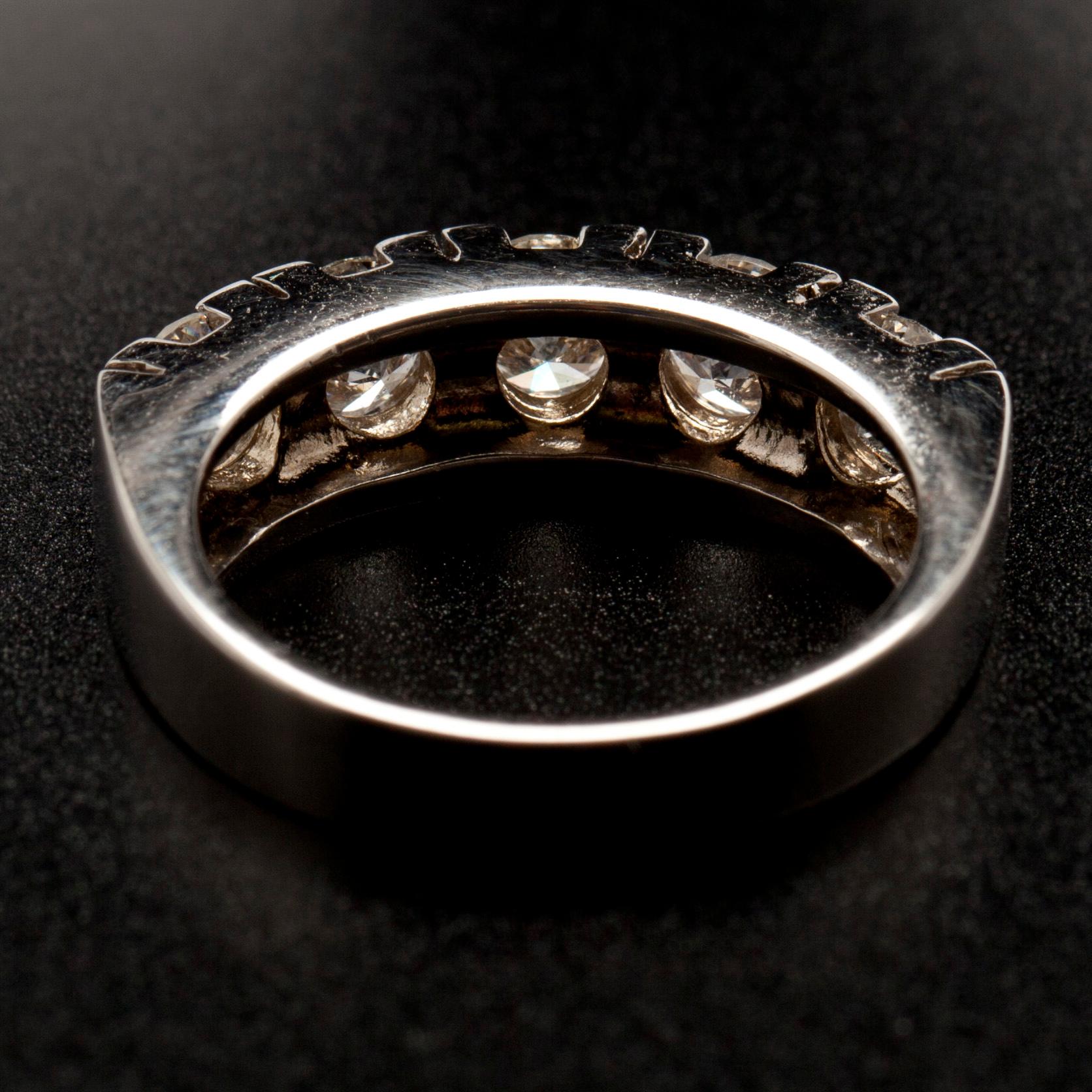 RING, vitguld 14K, 5 briljantslipade diamanter tot. 2,09 ct. Vikt 6,9 g.