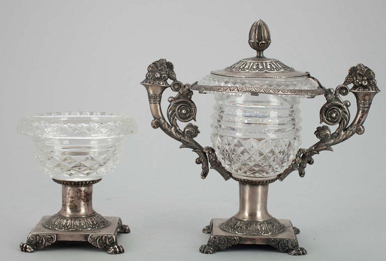 SENAPSSKÅL SAMT ett par SALTKAR, silver, glas, senempire, troligen Frankrike, 1800-talets första hälft.