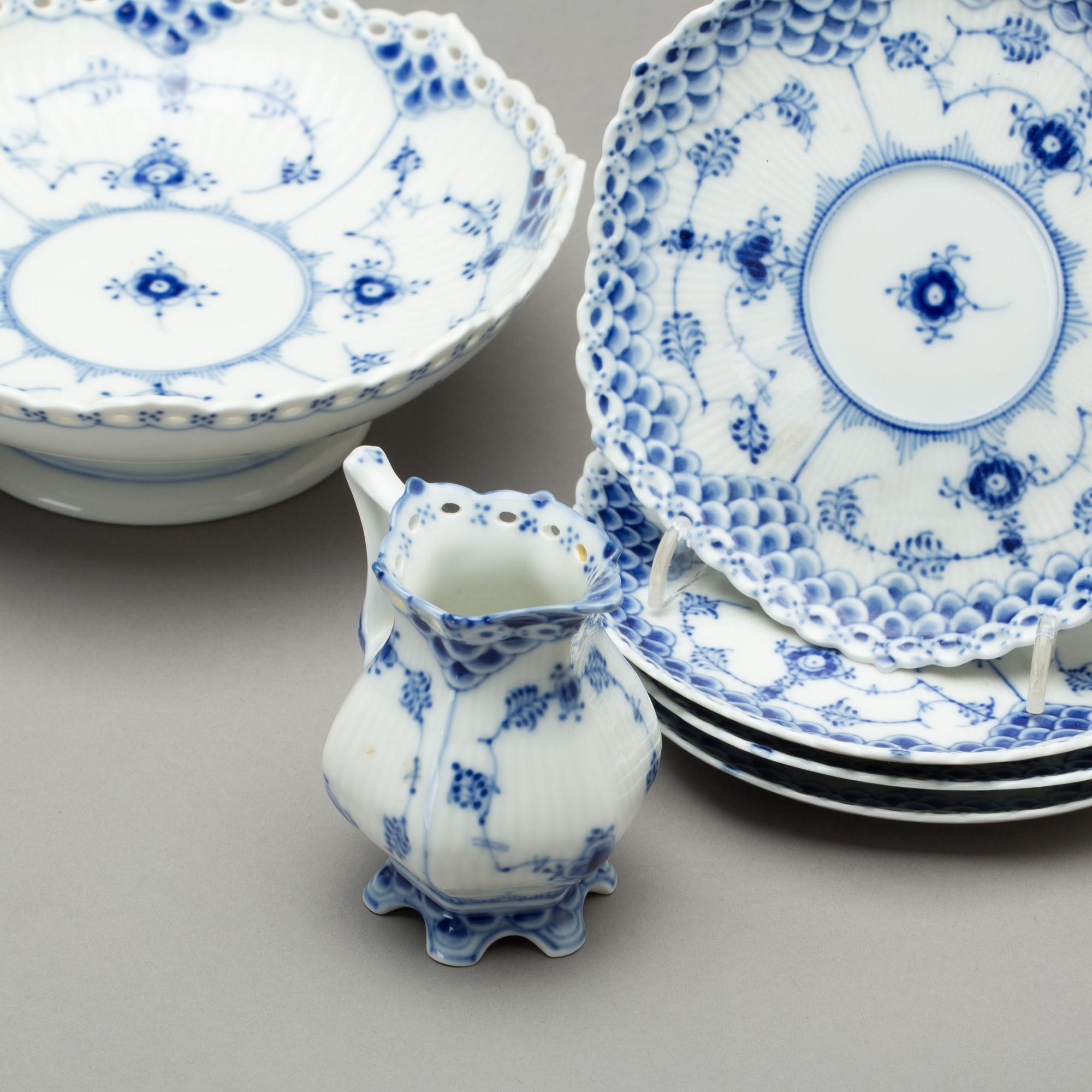 SERVISDELAR, 17 delar, porslin, "Musselmalet"(delvis helblond) Royal Copenhagen.