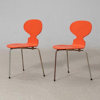 Arne Jacobsen, stolar 2 st, "Myran" för Fritz Hansen, Danmark 1900-talets senare del.