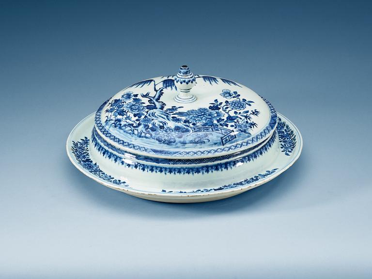 TERRIN med LOCK, porslin. Qing dynastin, Qianlong (1736-95).