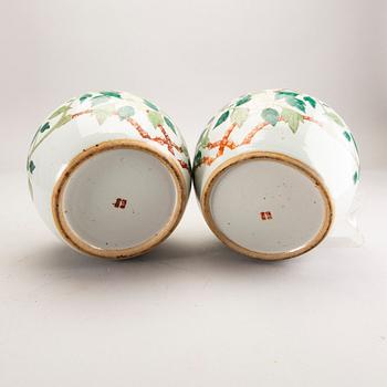 A pair of famille rose jars with covers, late Qing dynasty.