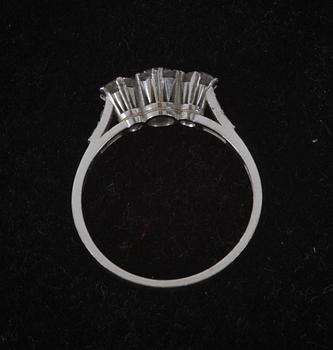 RING, vitguld 18 K, med trillingbriljanter 0,87 ct, enligt gravyr.