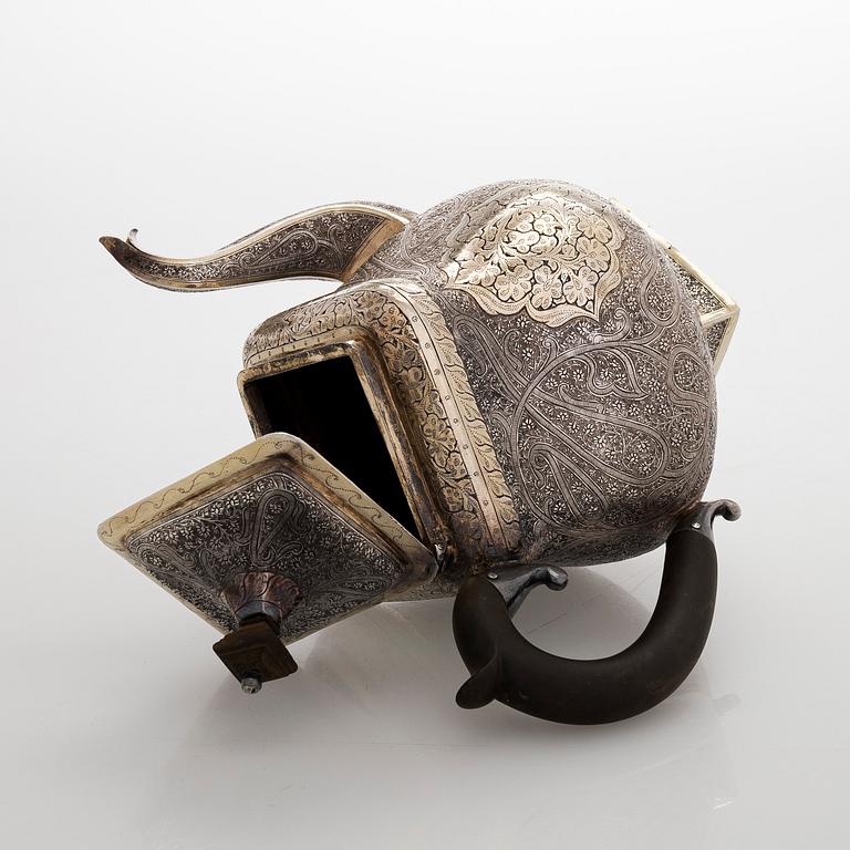 Teekalusto, 3 osaa, hopeaa, osittain kullattu, suomalaiset tarkastusleimat 1967.