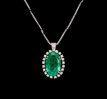 859. HÄNGE, oval fasettslipad smaragd med briljantslipade diamanter, tot. ca 0.60 ct.