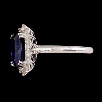 RING, 18 k guld, blå kyanit ca 3.05 ct, 14 briljantslipade diamanter tot ca 0.48 ct.