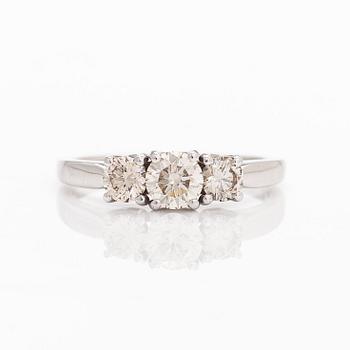 Ring, trestensring, 14K vitguld, briljantslipade diamanter totalt ca. 0.89 ct.