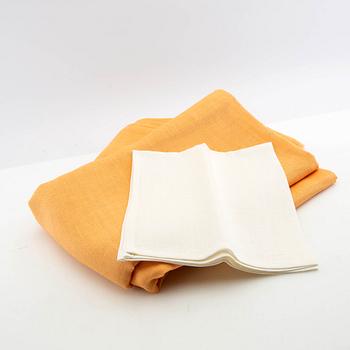 Duk och servetter, 12 st, linne ca 47x47 samt ca 334x148 cm (enligt uppgift).