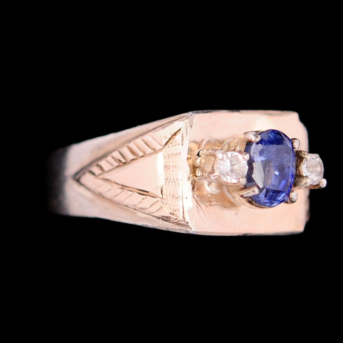 RING, guld, med ceylonsafir och 2 vita stenar. Vikt 7 g.