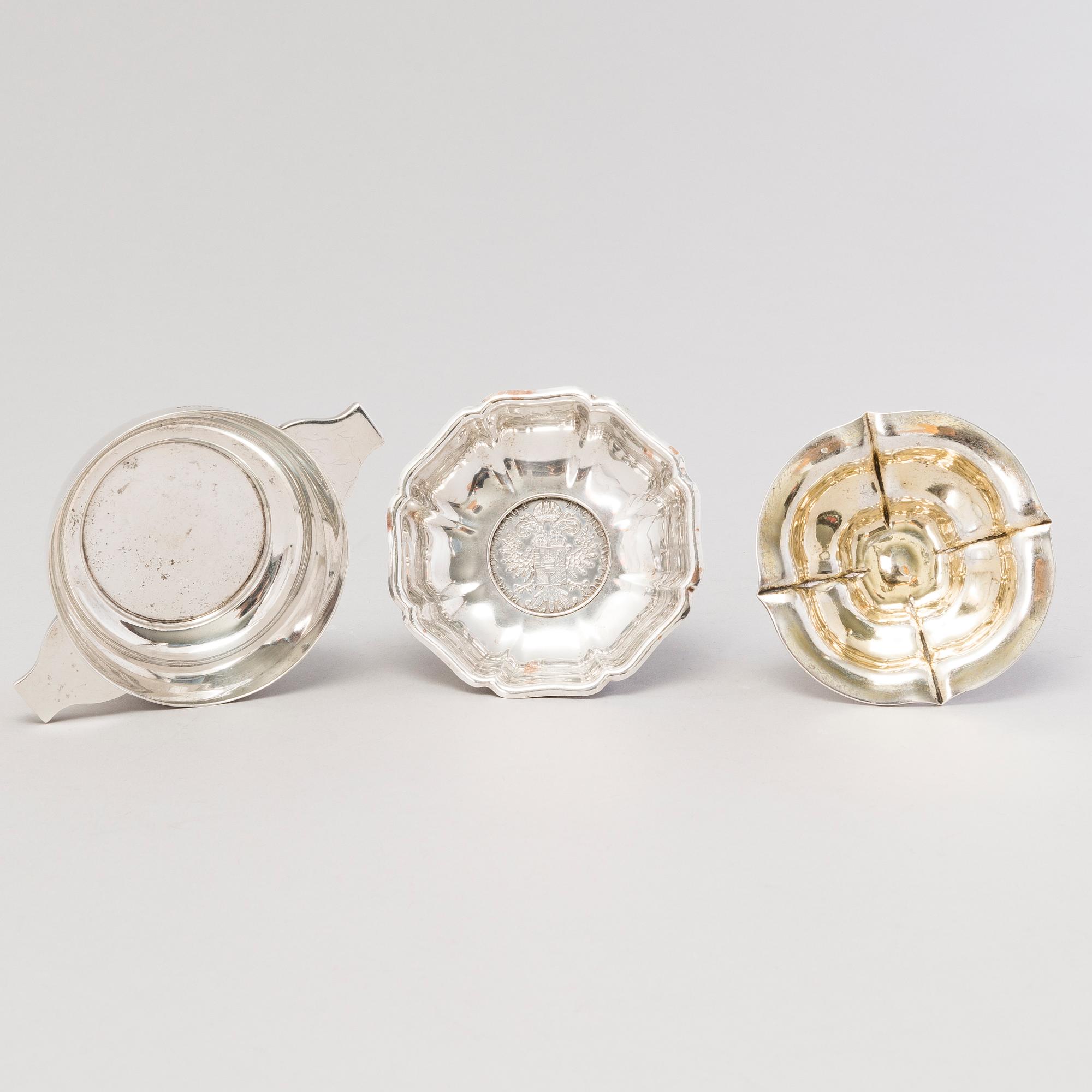 MALJOJA, 2 kpl, hopeaa, ja pikari, Wien Sheffield Kiina tms. Uushopea tarjotin, Ei huutokauppaan.