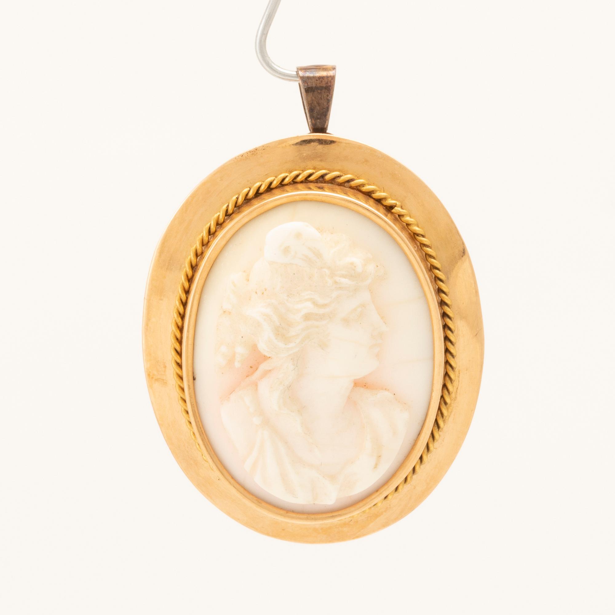 Brosch/hänge 18K guld med snäckskalskamé Stockholm 1917.