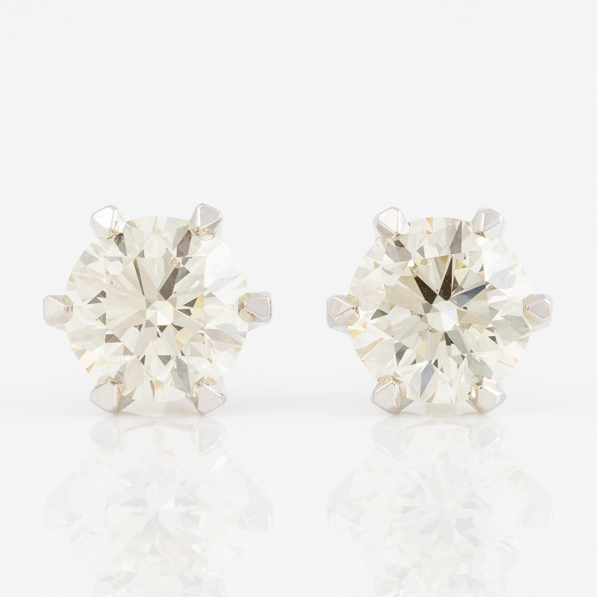 Earrings 18K white gold with brilliant-cut diamonds.