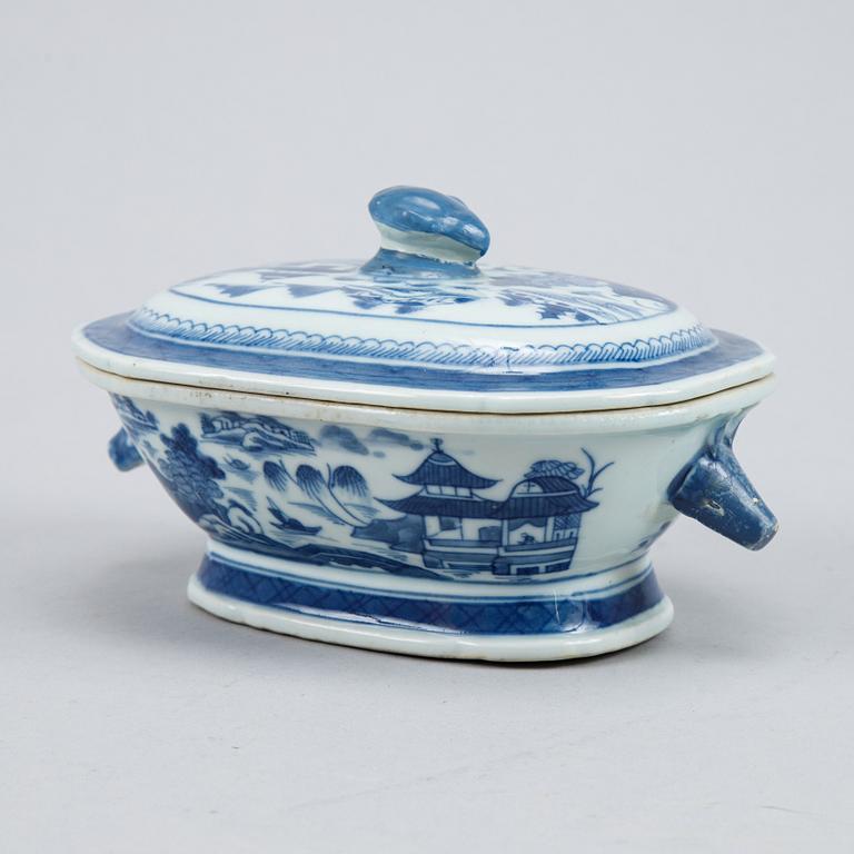 A blue and white vegetable tureen with cover and a butter tureen with cover, Qingdynasty, 19th Century.