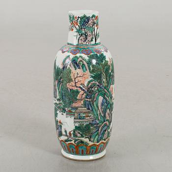 A CHINESE FLOOR VASE CA 1900.