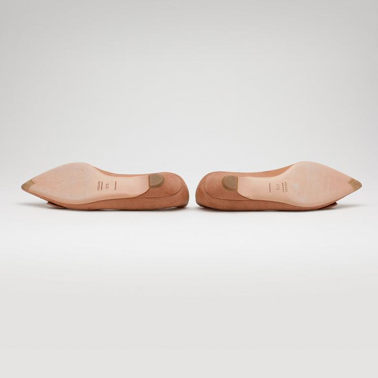 PRADA, ett par skor.