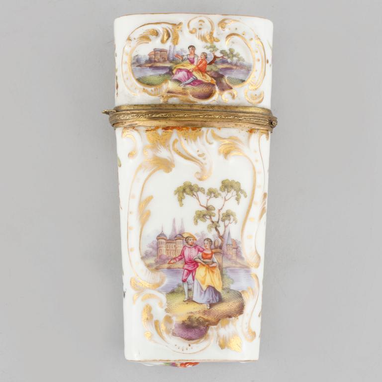 A porcelain box, 18th century.