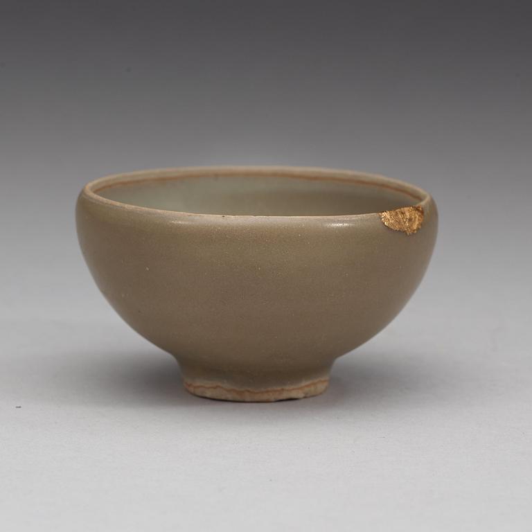 A small celadon bulb shaped tea bow, Ming dynasty (1368-1644).