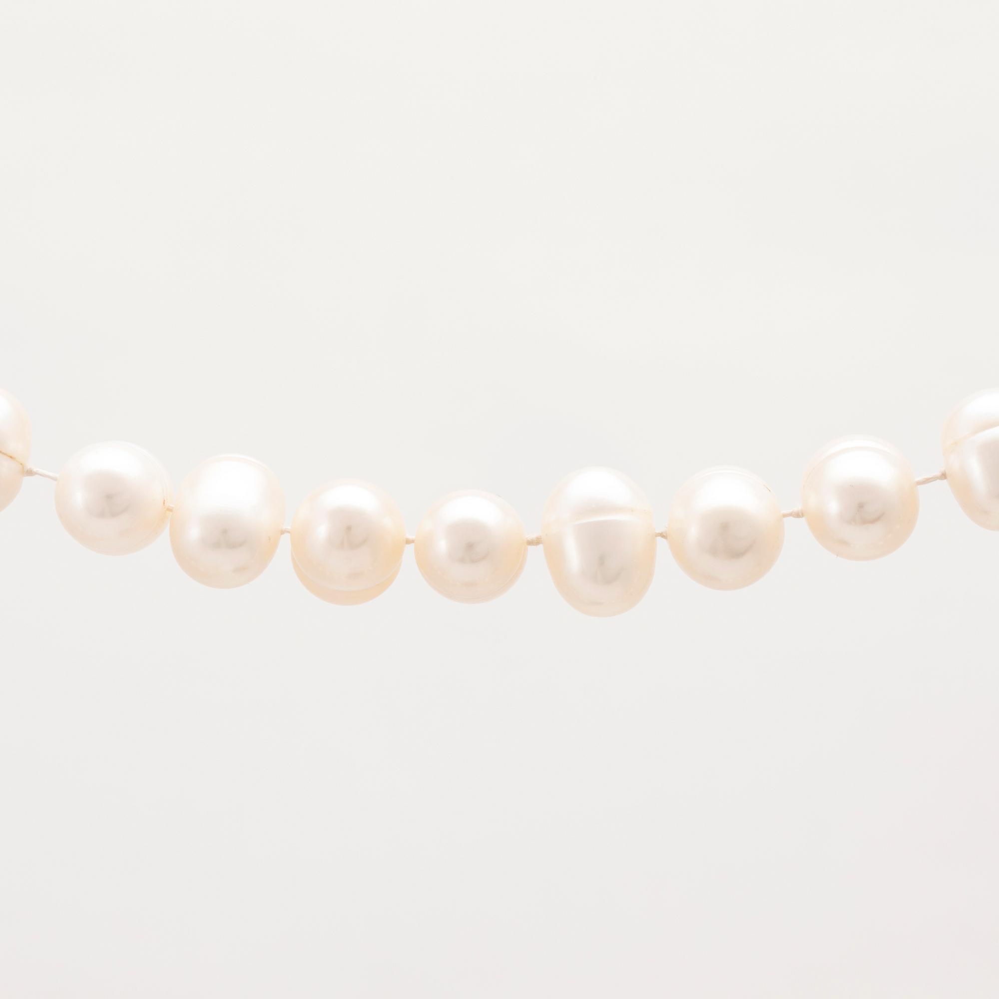 Collier odlade pärlor samt lås av silver och briljantslipad diamant.