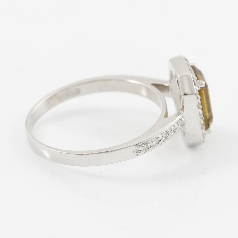 Ring 14K vitguld med turmalin och briljantslipade diamanter.