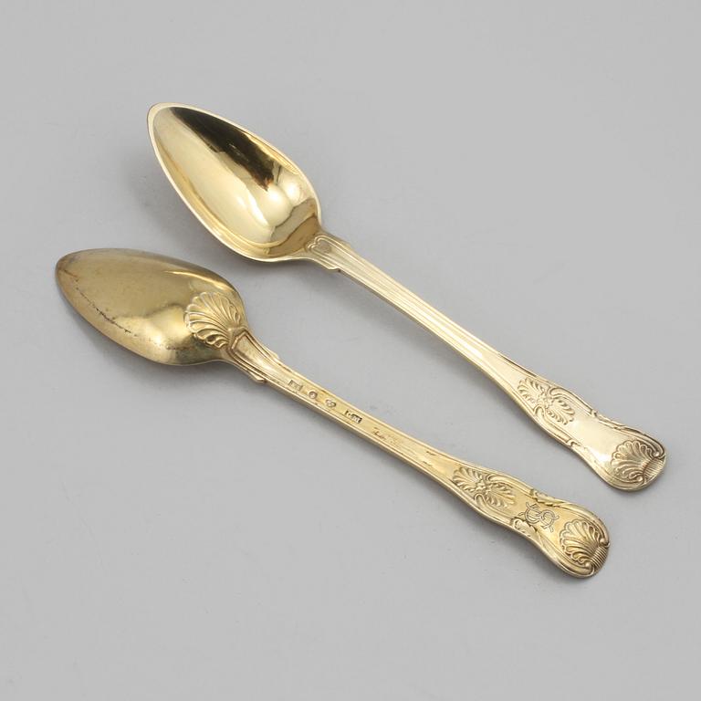 TESKEDAR, 18 st, förgyllt silver, "Engelsk snäck", Gustaf Möllenborg, Stockholm, 1800-talets andra kvartal, vikt 445 g.