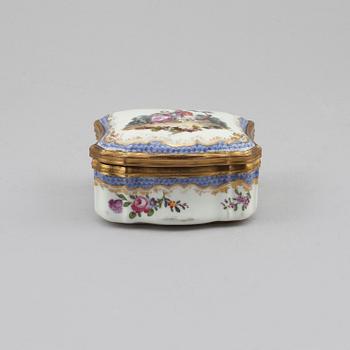 DOSA, porslin, rokokostil, Meissenlikande märke, 1800-tal.