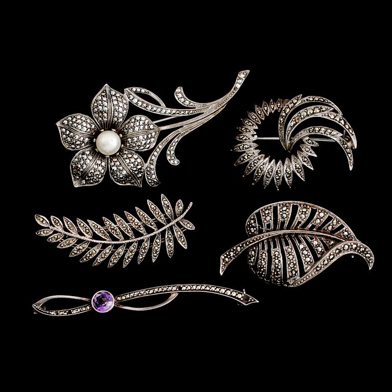 BROSCHER, 5 st, silver och markasiter, 1900-talets mitt. Total vikt ca 40 g.