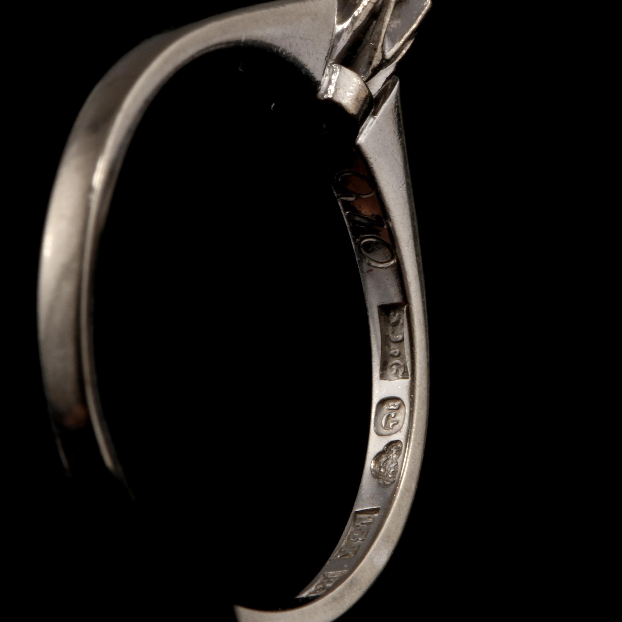 RING, 18k vitguld med briljantslipad diamant 0.10 ct, Sj &G, Göteborg, 1955. Vikt 3 g.
