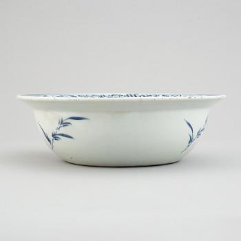 A blue and white bowl, Qing dynasty, 19th Century.