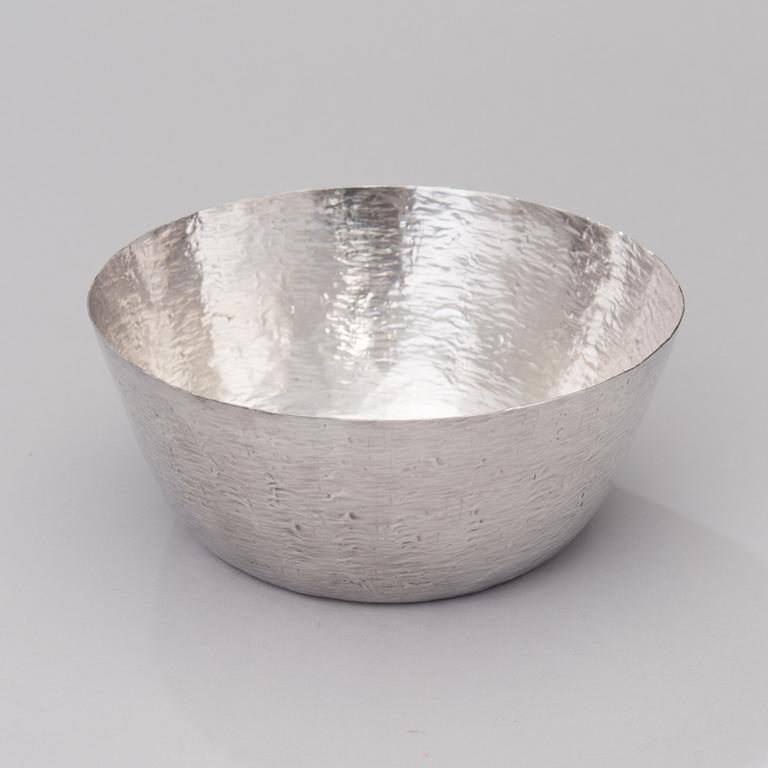 A silver bowl signed TW. Silver 925. Kultakeskus, Hämeenlinna 1969.