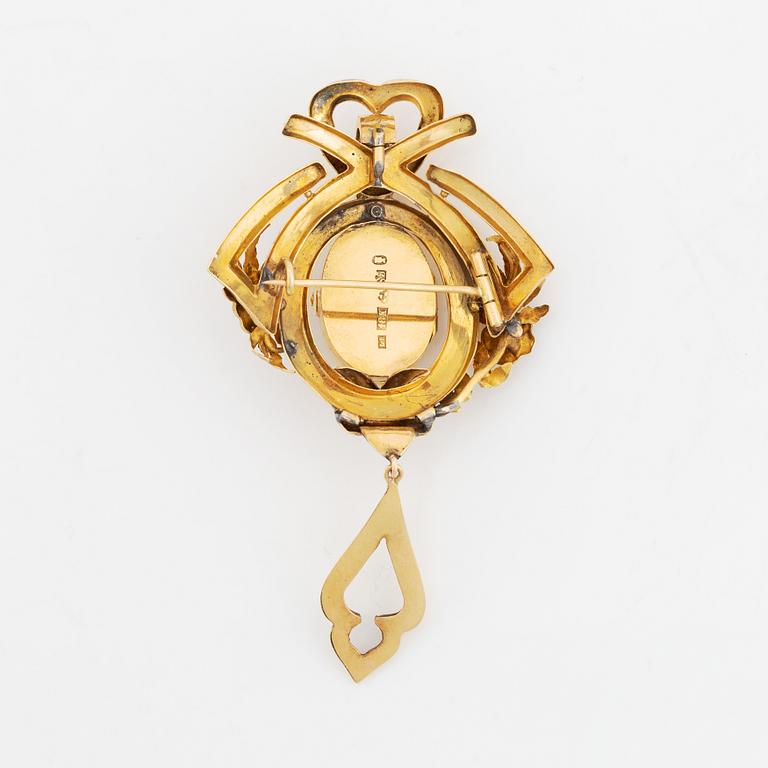 18K gold and pearl brooch.