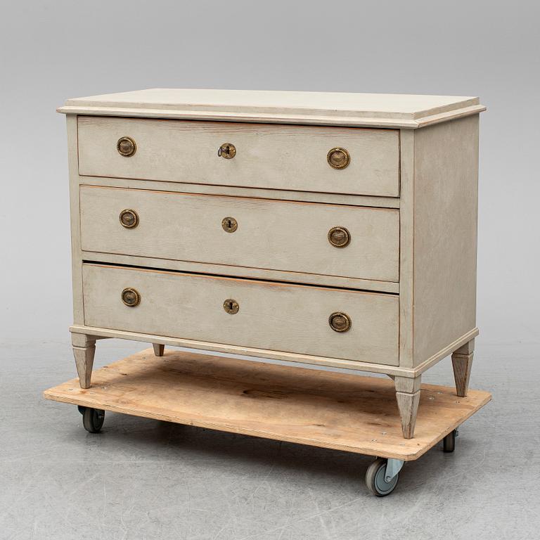CHEST OF DRAWERS, first half of the 19th century.