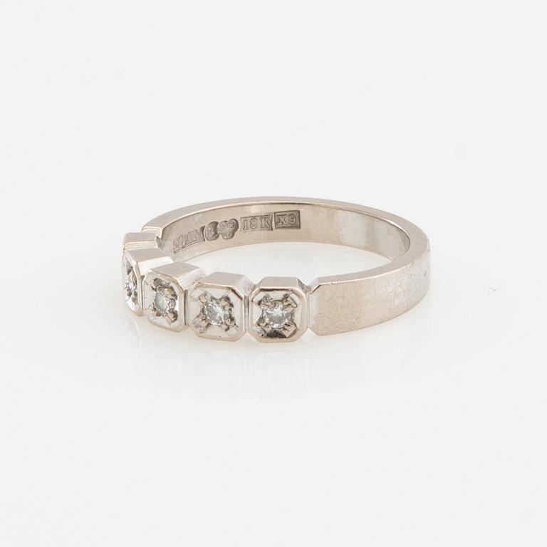 Ring halvallians 18K vitguld med runda briljantslipade diamanter.