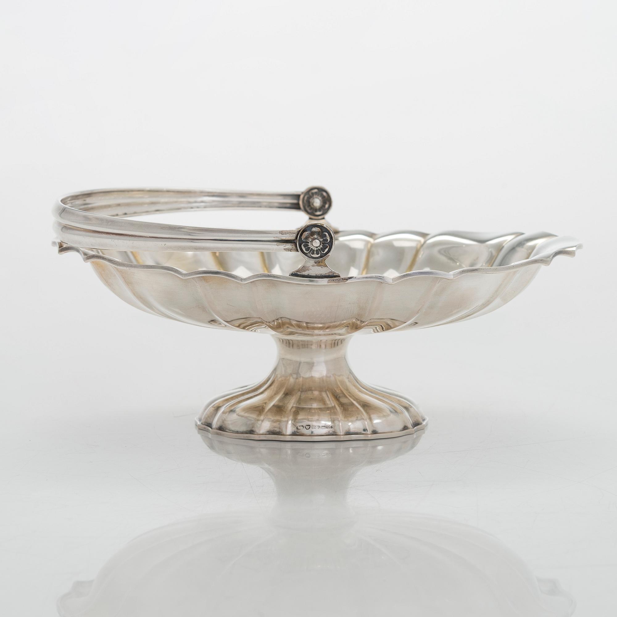 A set of six footed silver bowls, and a 
sweetmeat basket, Kultakeskus, Hämeenlinna 1943 and 1956.